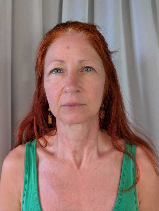 Karin mit entspanntem Gesichtsausdruck vor der ersten Gesichtsyoga-Einheit