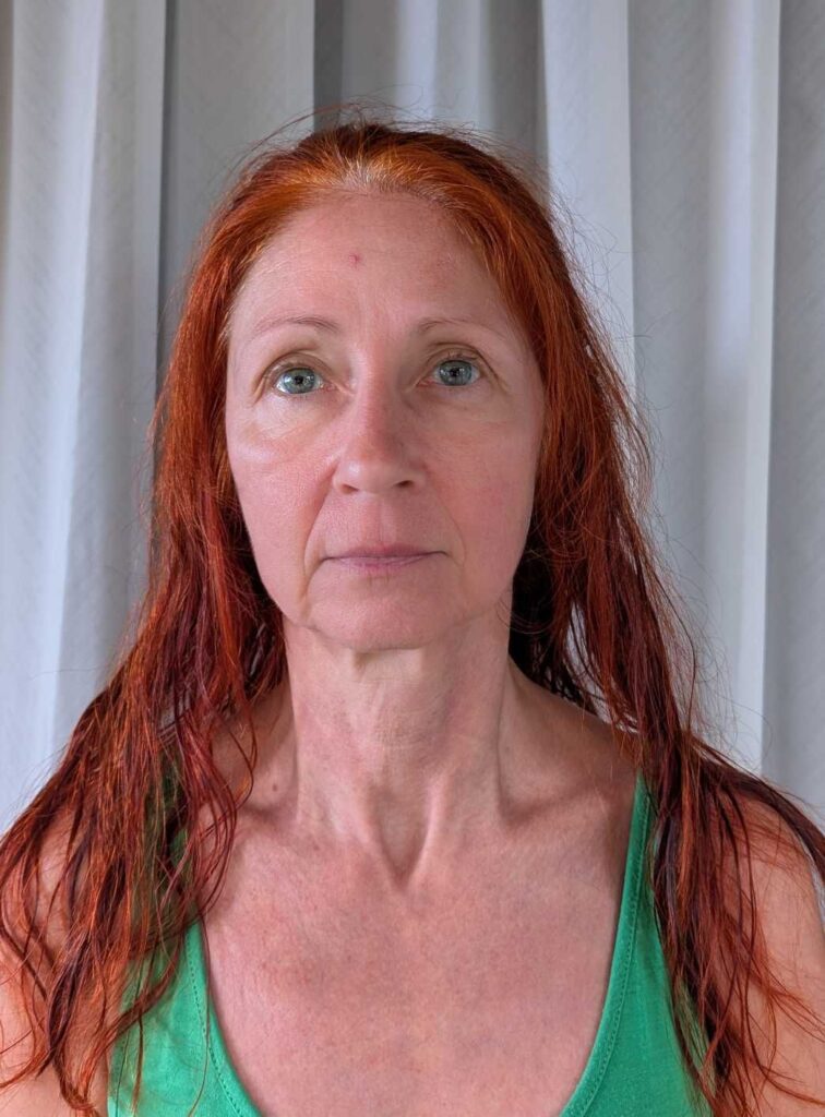 Karin mit entspanntem Gesichtsausdruck und viel größeren Augen.