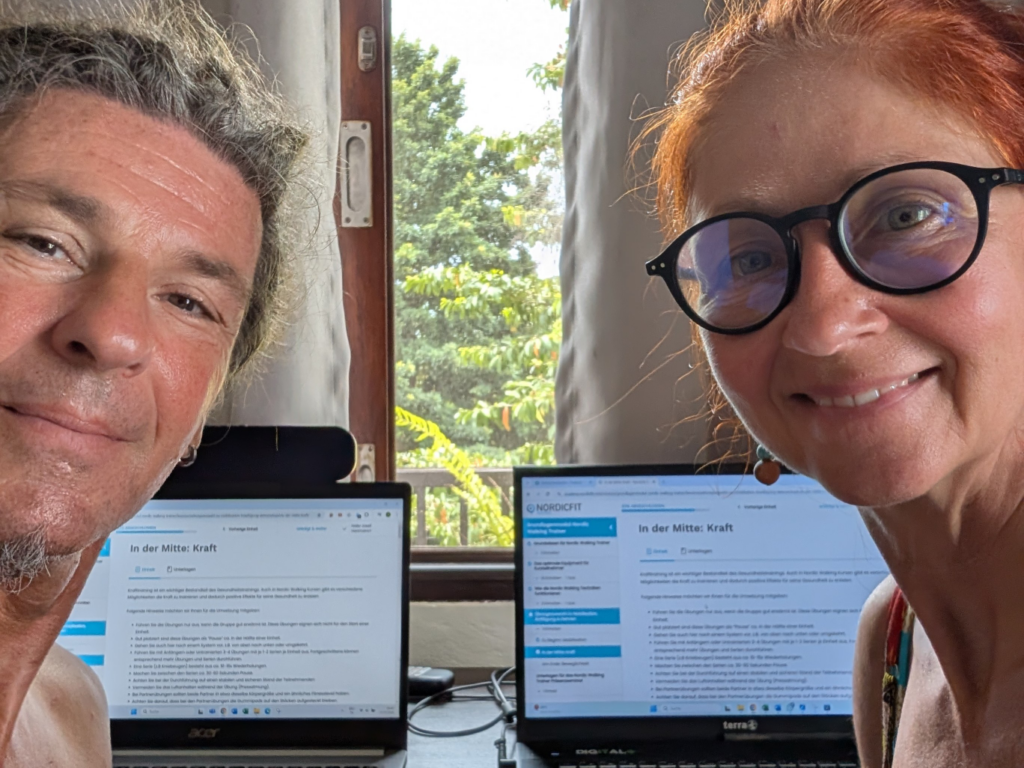 Karin und Seppi vor ihren geöffneten Laptops
