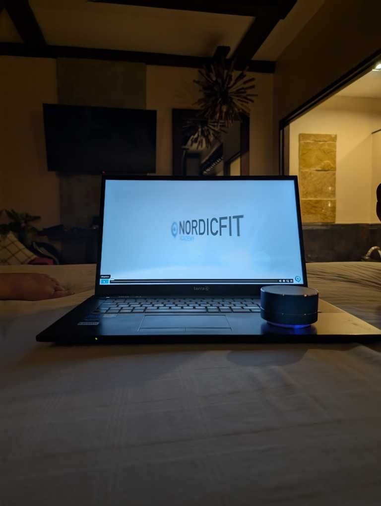 Geöffneter Laptop am Bett