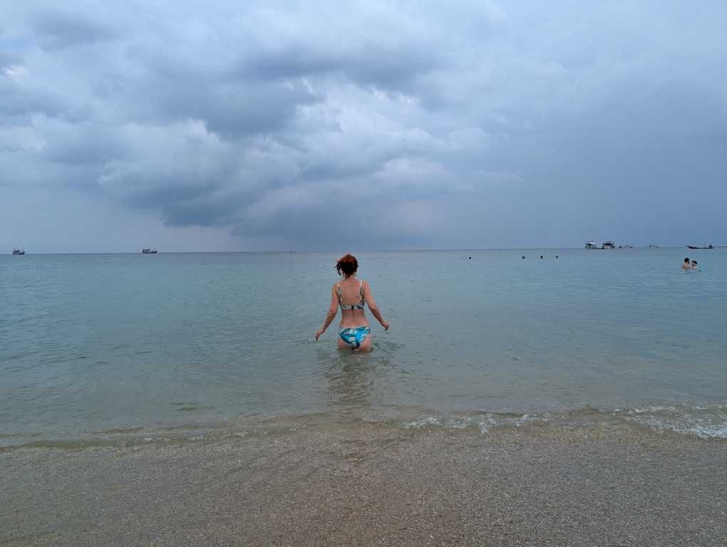 Karin am Strand, wie sie gerade ins Meer geht.