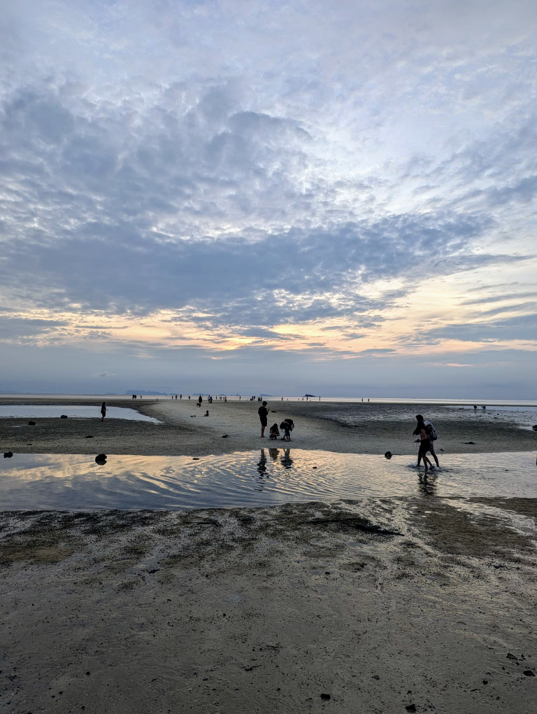 Sonnenuntergang bei Ebbe, mit mystischer Sandbank, die ins Meer ragt.