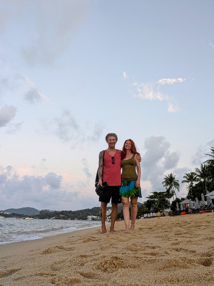 Seppi und Karin gehen am Strand entlang