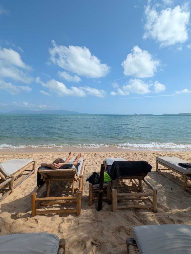 Blick von hinter dem Strandbett auf das Meer