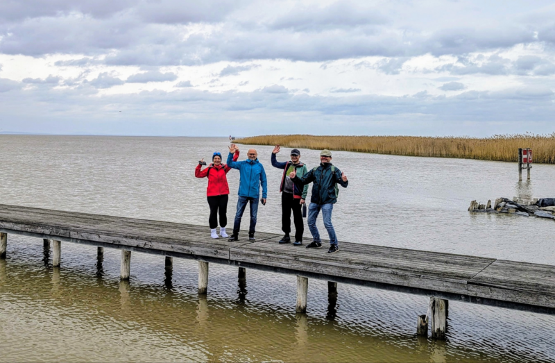 4 Fastenteilnehmer auf dem Steg am Neusiedlersee