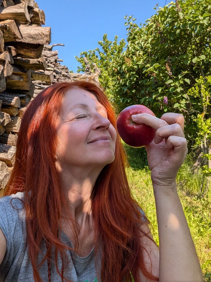 Karin mit Apfel