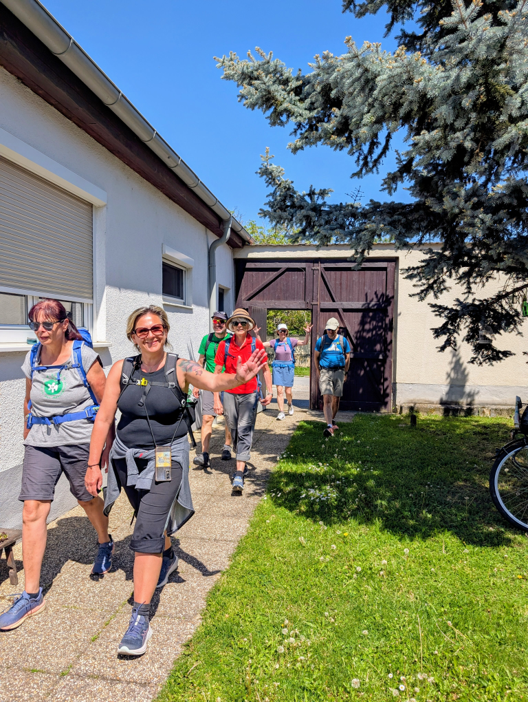 Die Fastengruppe beim Zieleinlauf in Karins Garten.