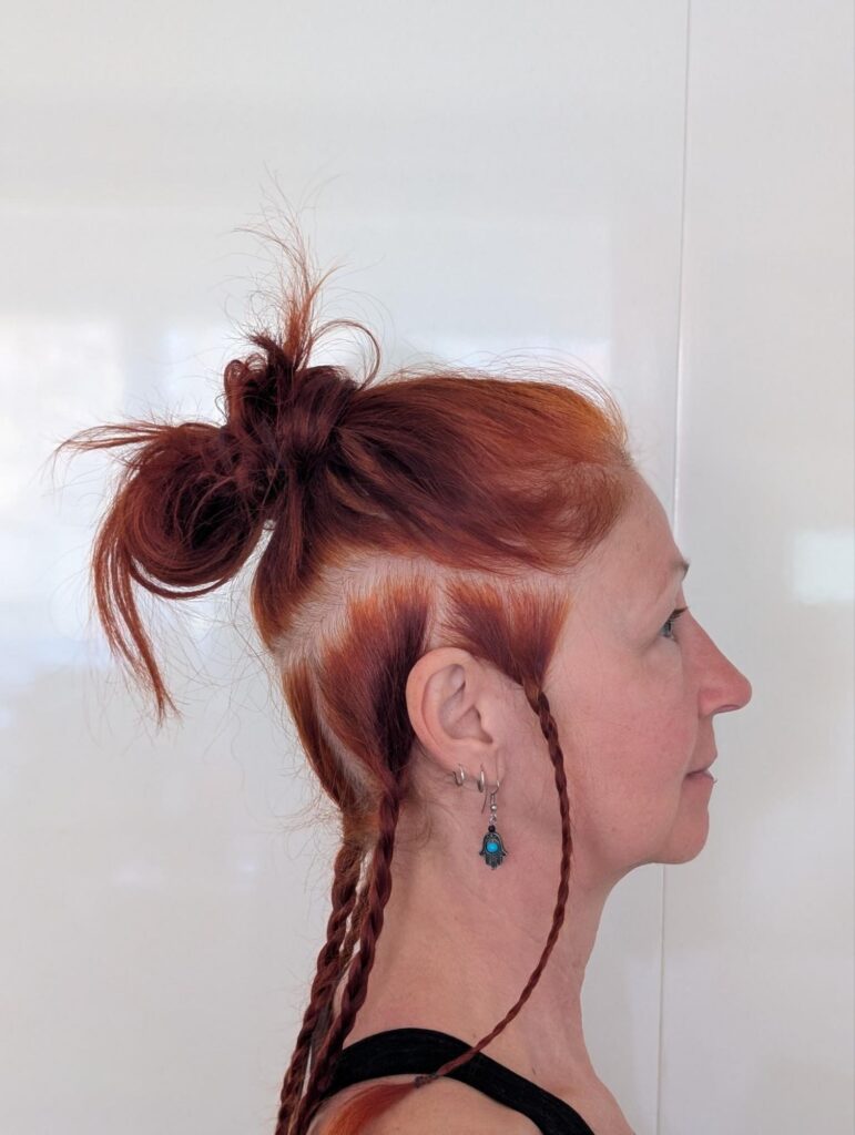 Karin seitlich mit hochgebundenem Haar und Zöpfen 