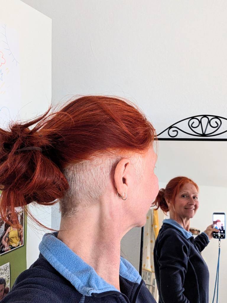 Karin mit abrasiertem Hinterkopf
