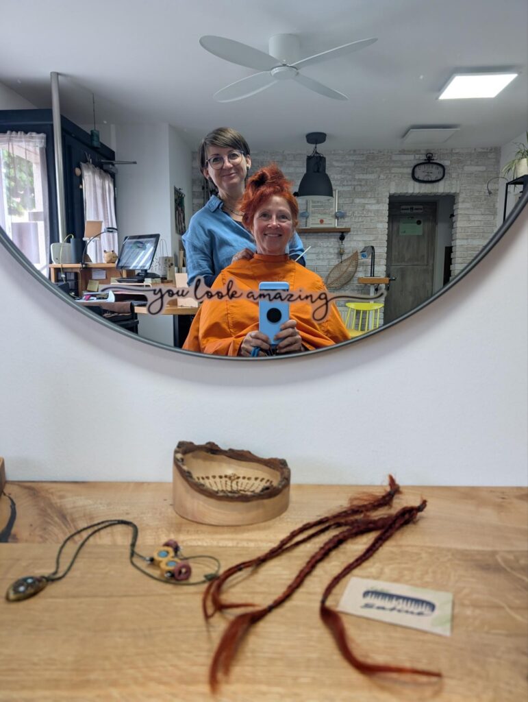 Karin mit Friseurin vor dem Spiegel