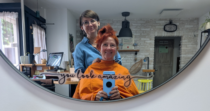 Karin mit Friseurin vor dem Spiegel