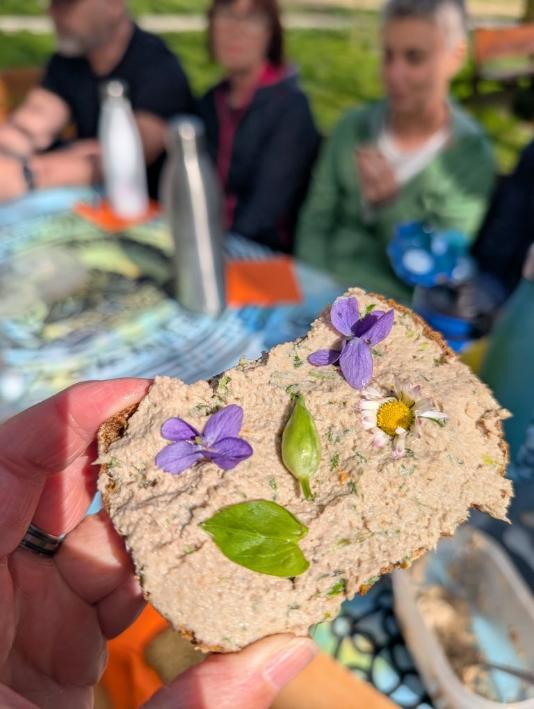 Aufstrich auf Brot mit Blütentopping