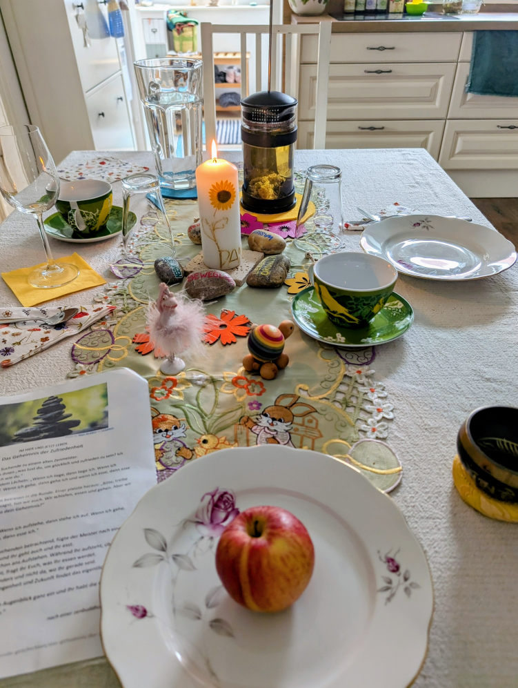 Festlich gedeckter Tisch mit Apfel