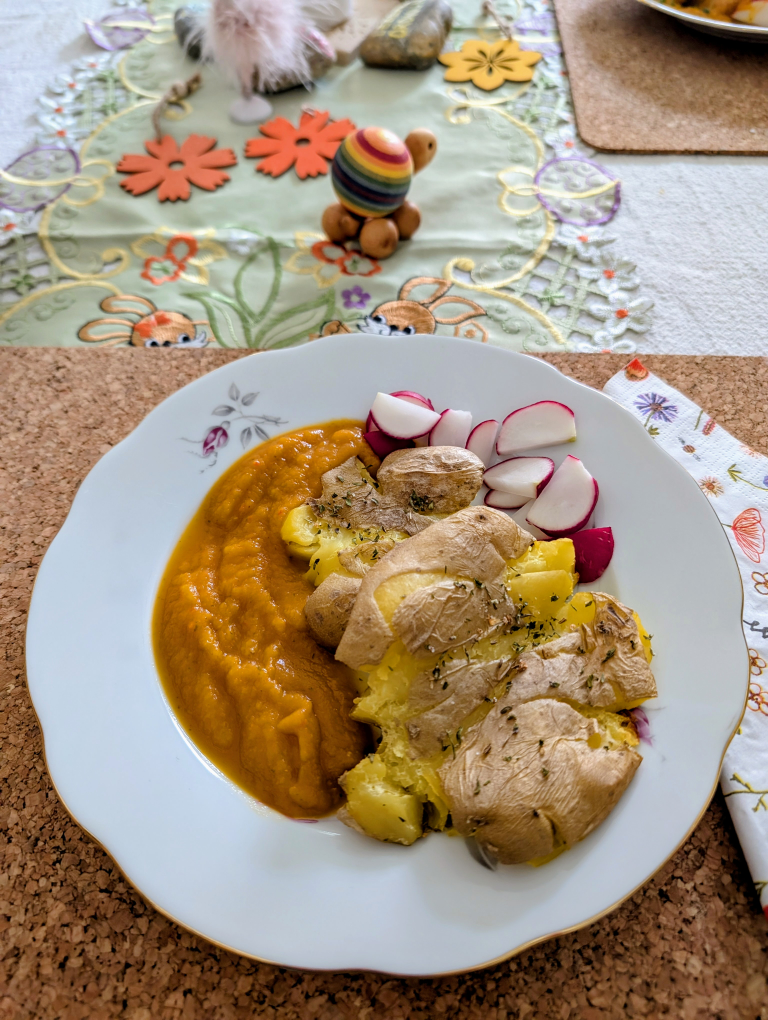 Teller mit smashed potatoes, Gemüsepürree und geschnittenen Radieschen