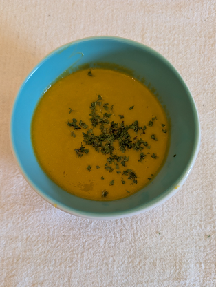 Suppenschüssel mit Suppe
