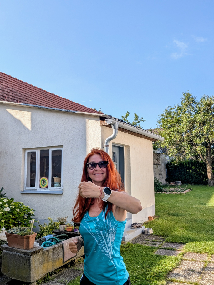 Karin im Lauf-Outfit mit neuer Sportuhr am Handgelenk