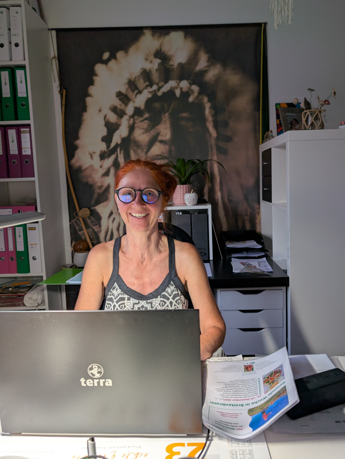 Karin am Schreibtisch beim verbloggen dieses Blogartikels.