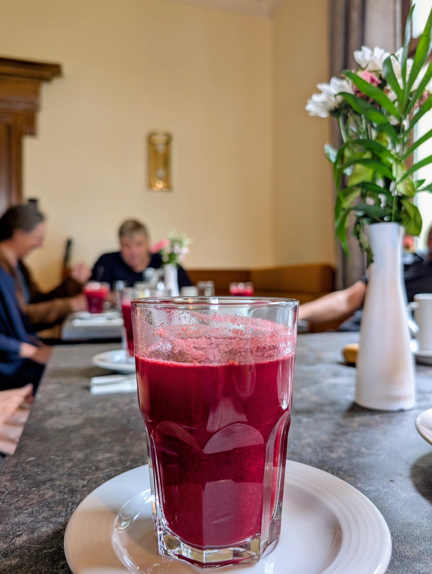 Glas mit rotem Saft
