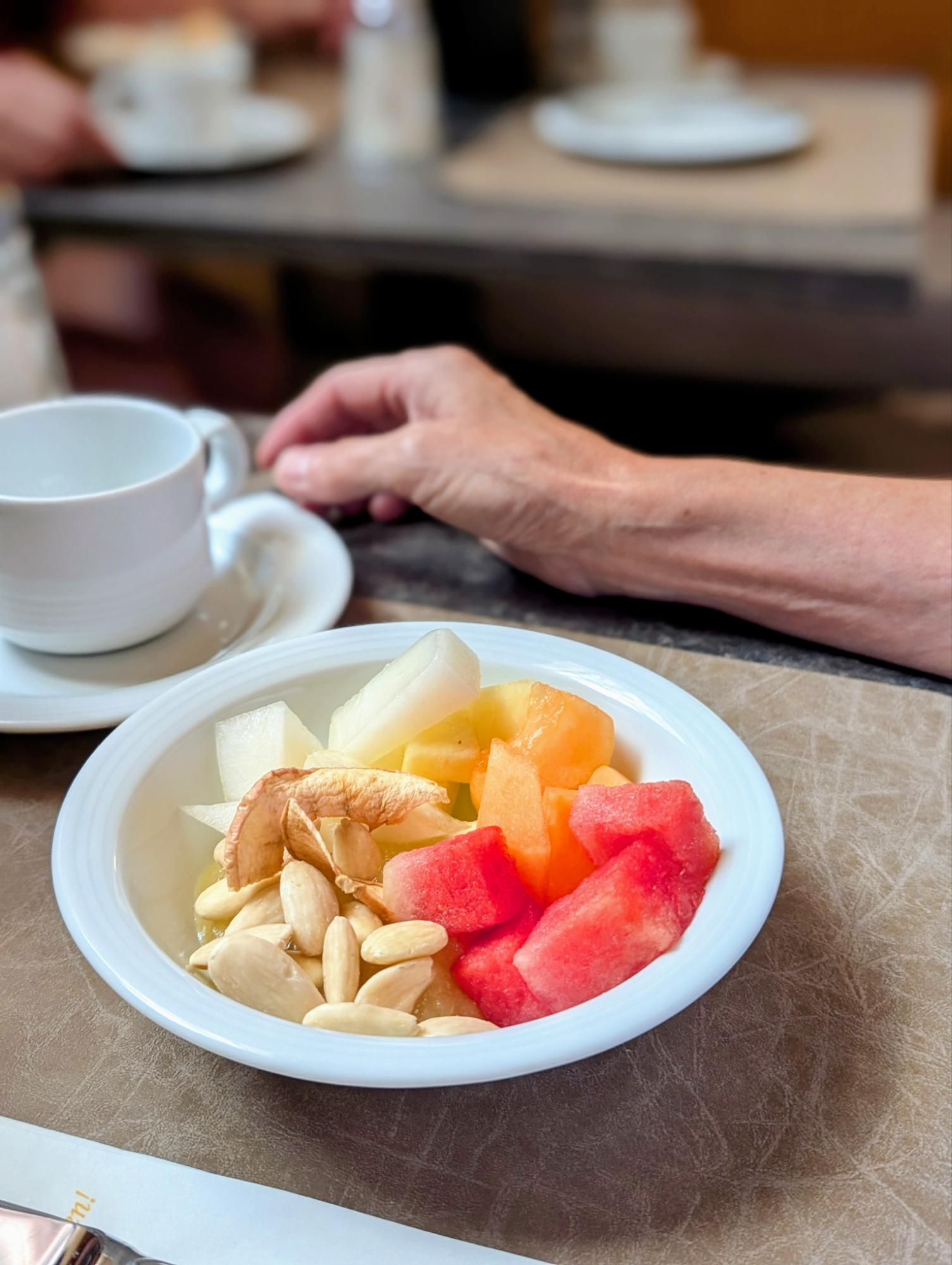 Müslischale mit Obst und Mandeln