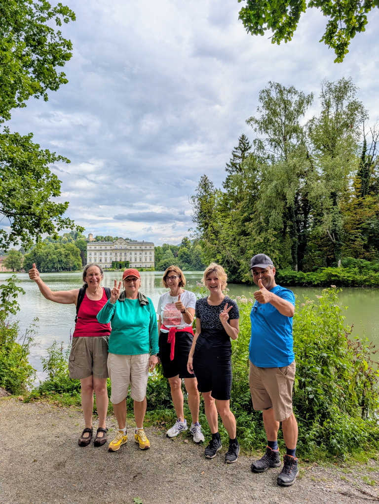 5 FastenteilnehmerInnen vor einem großen Teich, dahinter ein Schloss