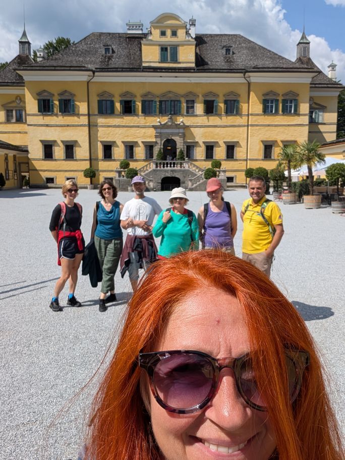Selfie von Karin, im Hintergrund Fastengruppe vor dem Schloss Hellbrunn