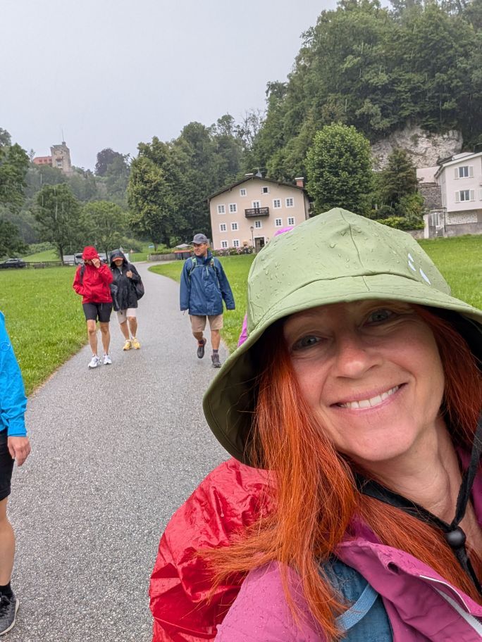 Karin mit Regenhut, dahinter die Fastengruppe