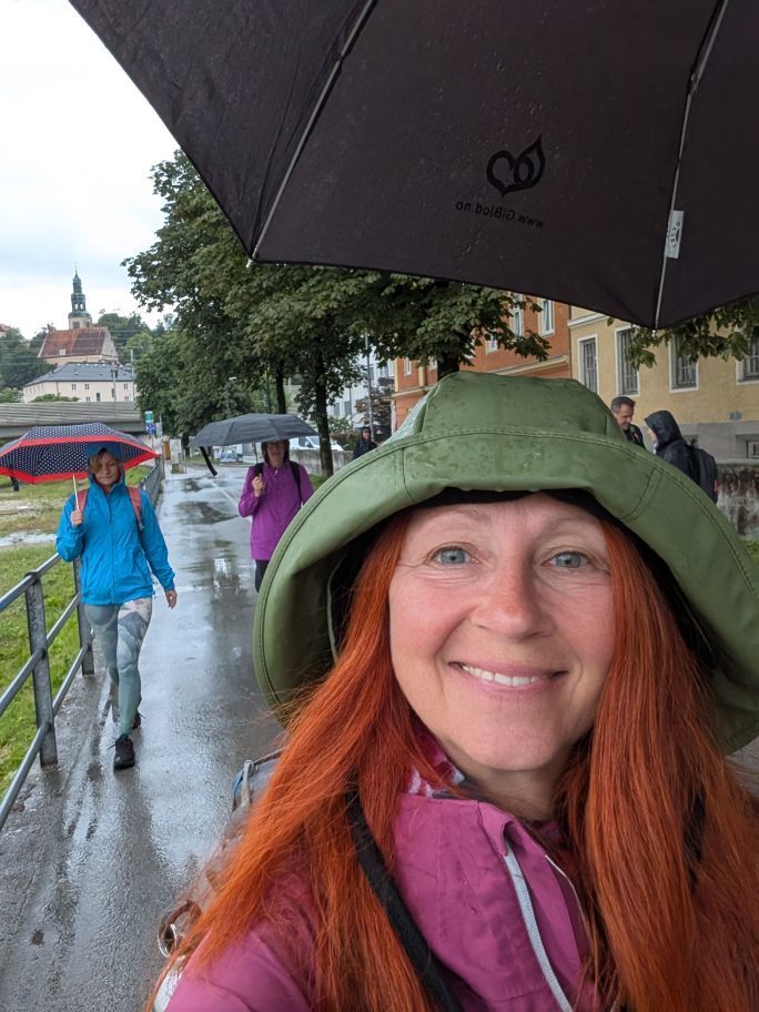 Karin mit Regenhut und Regenschirm