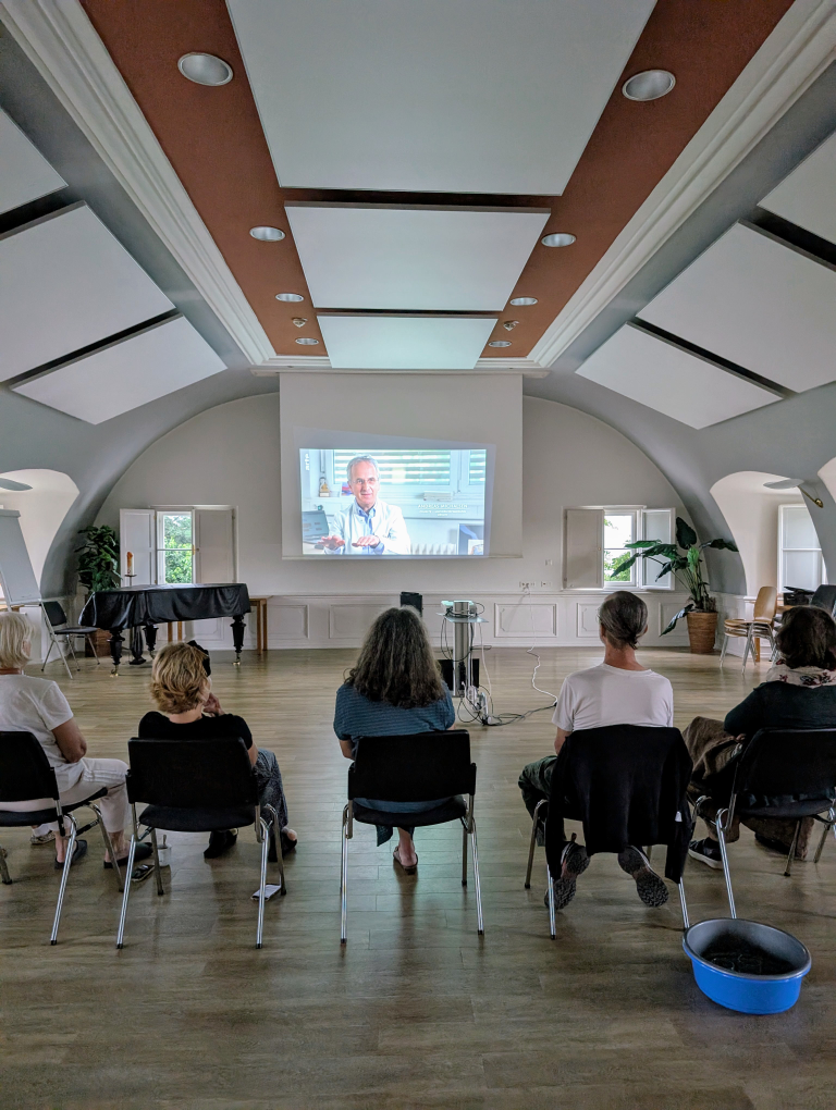 Gruppe beim Filmschauen