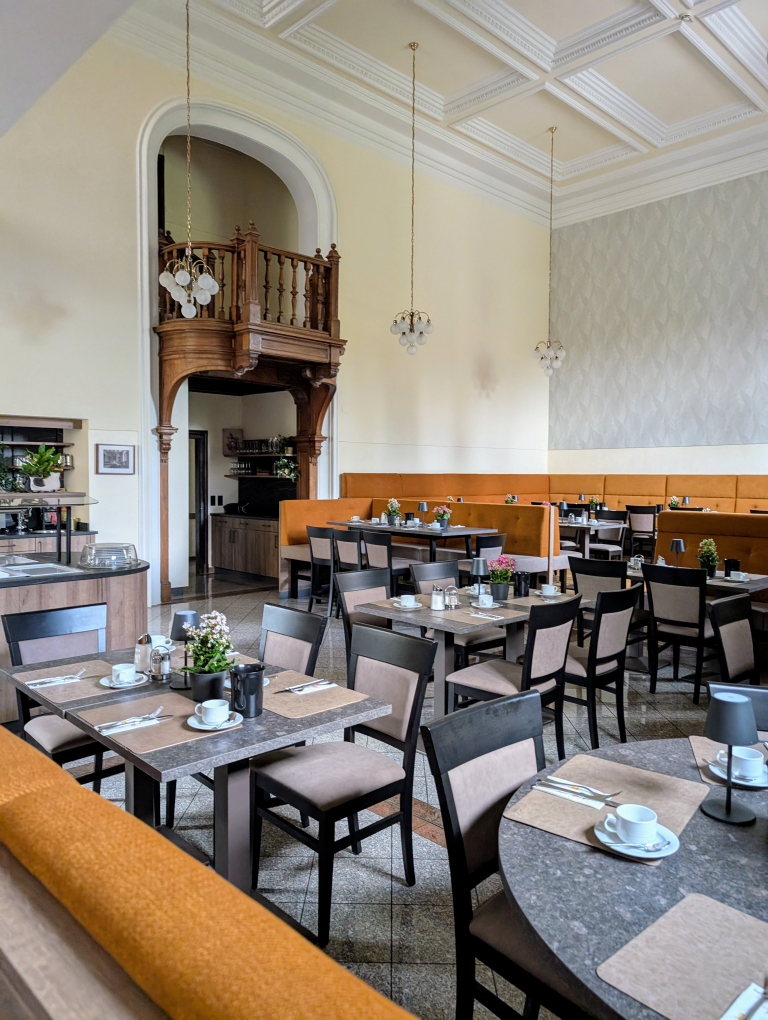 Menschenleerer Speisesaal