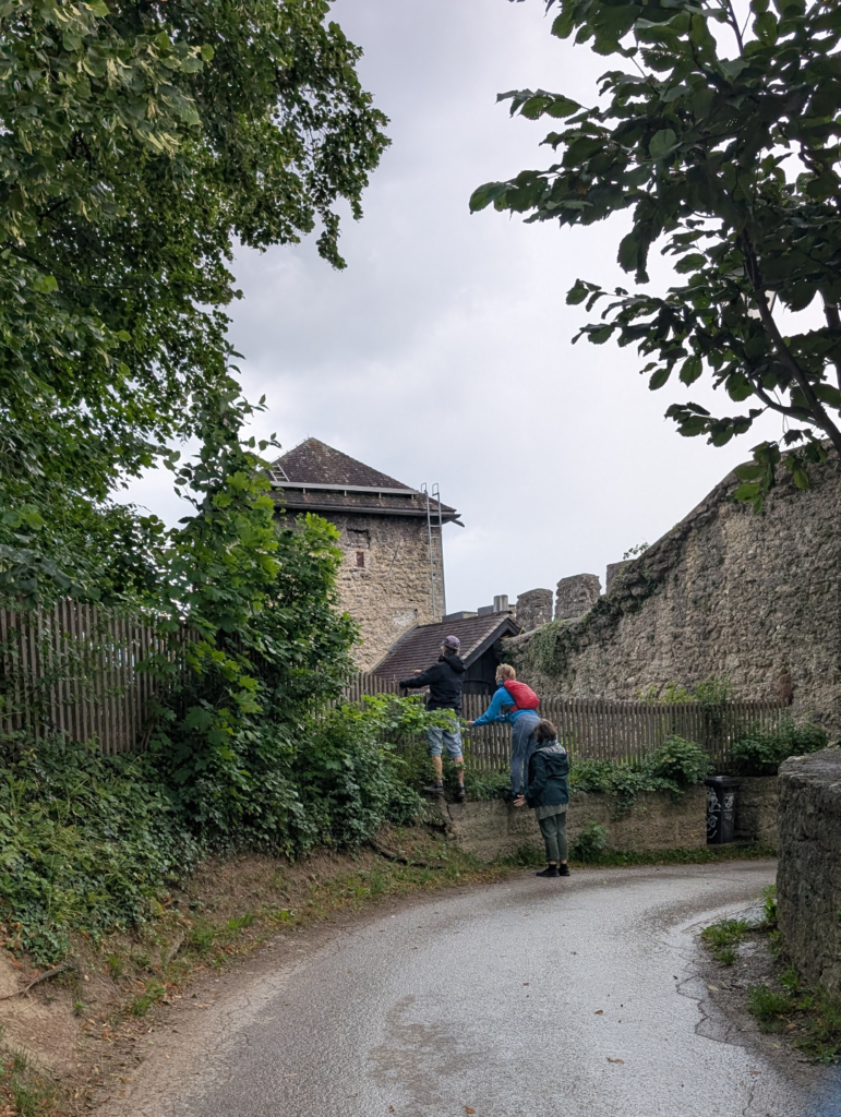 3 Fastende an der Burgmauer