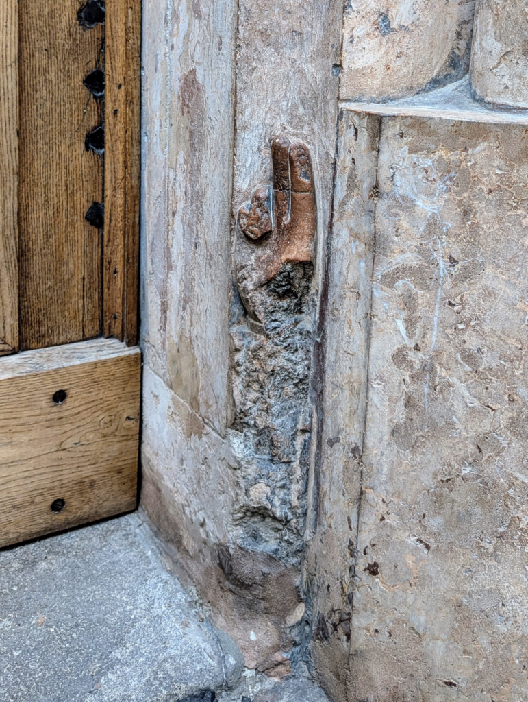 In den Stein hineingemeisselte Hand mit abgebrochenen Fingern