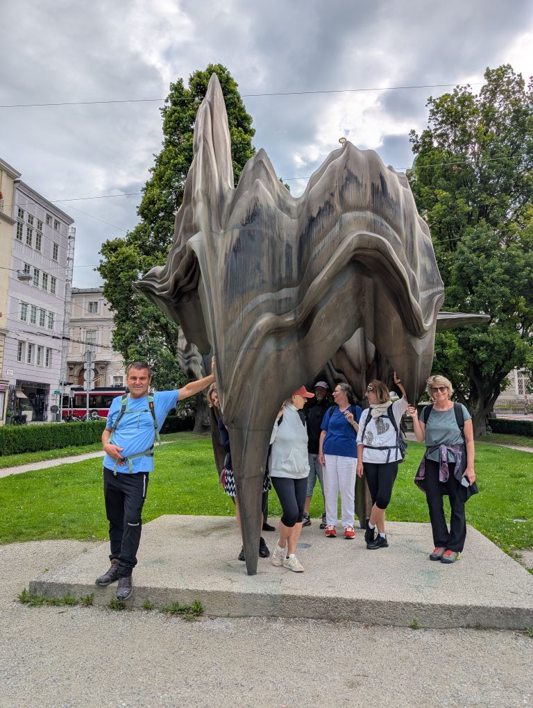 Fastengruppe unter einer Bronzefigur