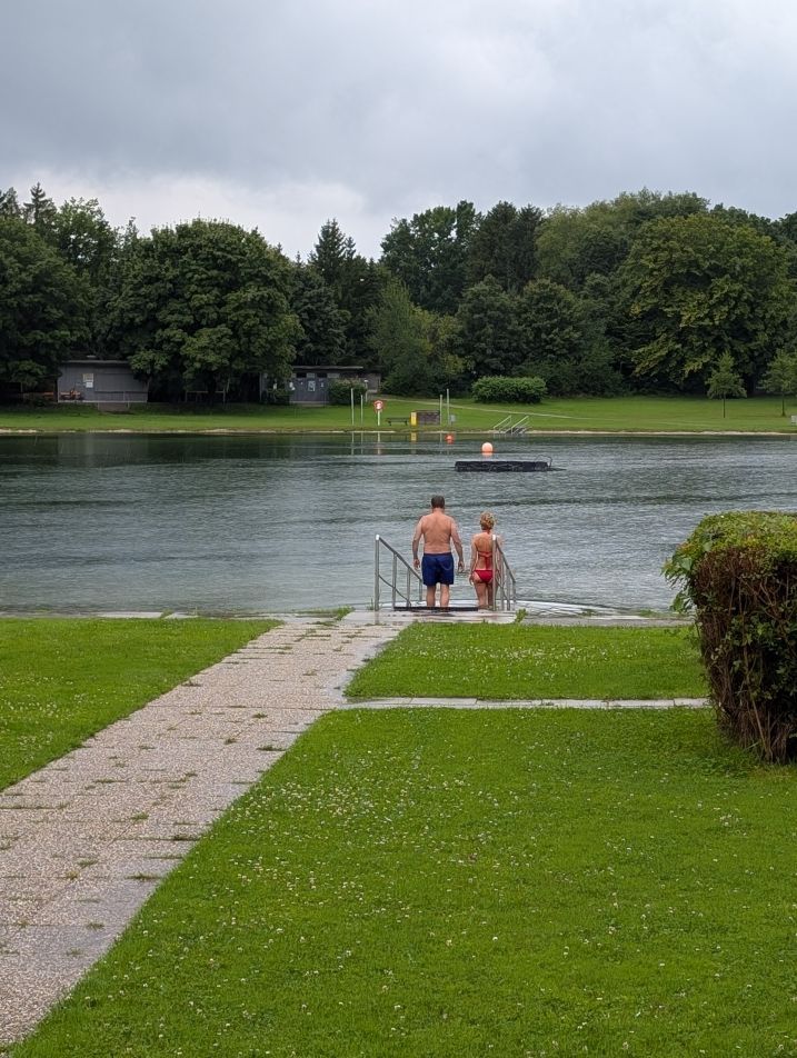 Mann und Frau gehen in den See