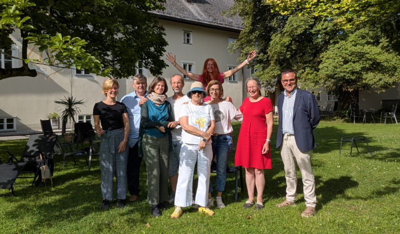 Gruppenfoto im Klostergarten mit Fastenbegleiterin Karin