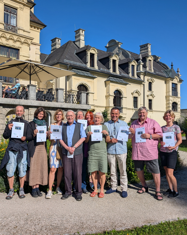 Gruppenfoto vor dem Johannes Schlößl mit Pater Schwarzfischer