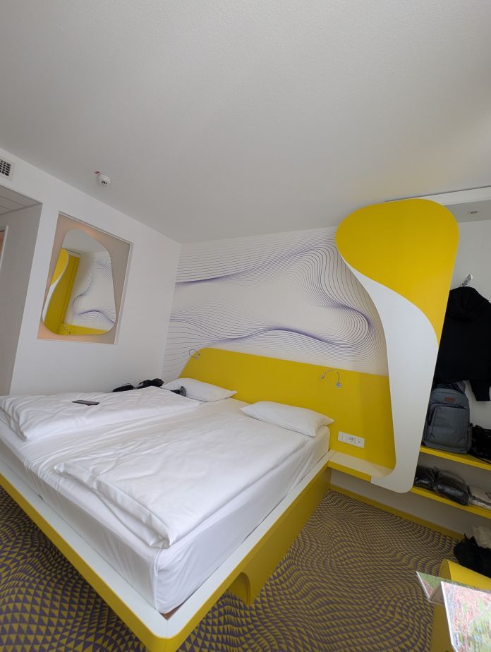 Zimmer mit gelben, geschwungenen Möbeln.