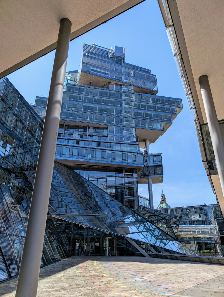 Modernes GebÀude mit viel Glas und vielen Ecken