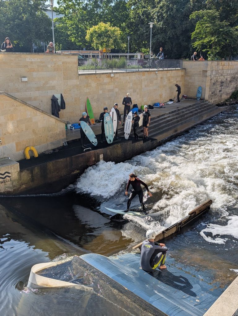 Blick auf einen Fluss, wo gesurft wird