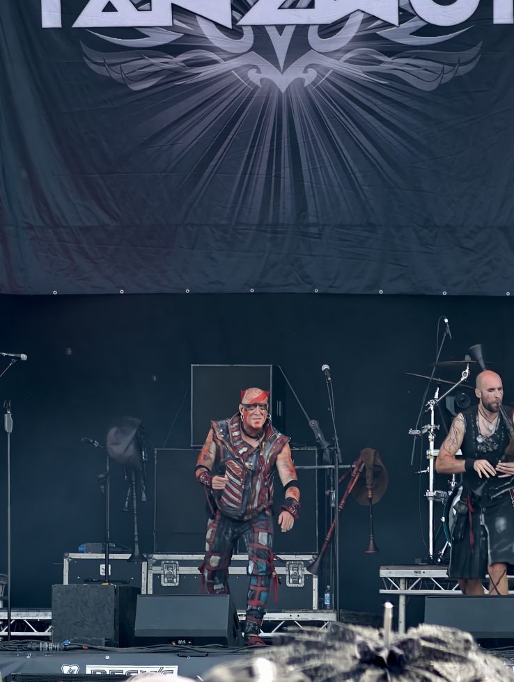 Wild bemalter Musiker auf der BĂŒhne