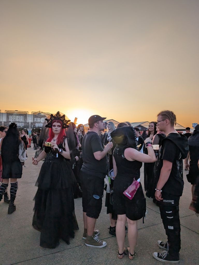 Dunkle Gesellschaft bei Sonnenuntergang