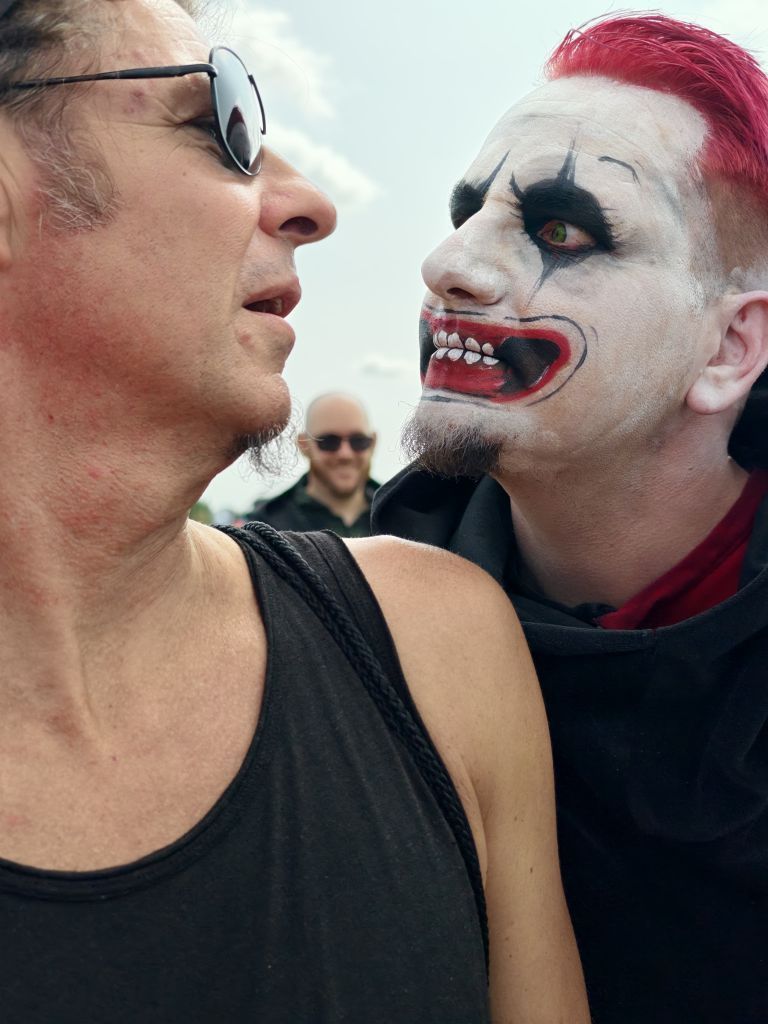 Man mit bemalten Clown-Gesicht erschrickt Seppi