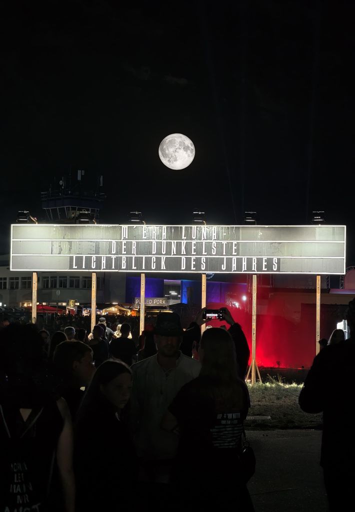 Der Vollmond ĂŒber dem FestivalgelĂ€nde
