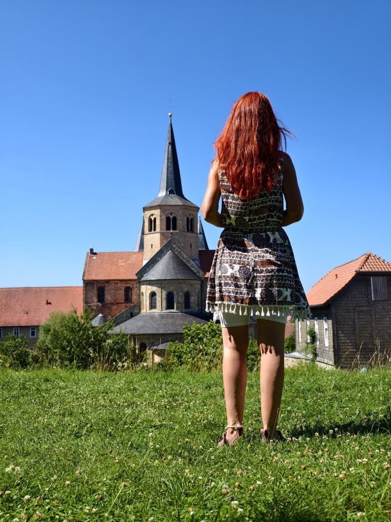 Karin von hinten mit Blick auf eine Kirche