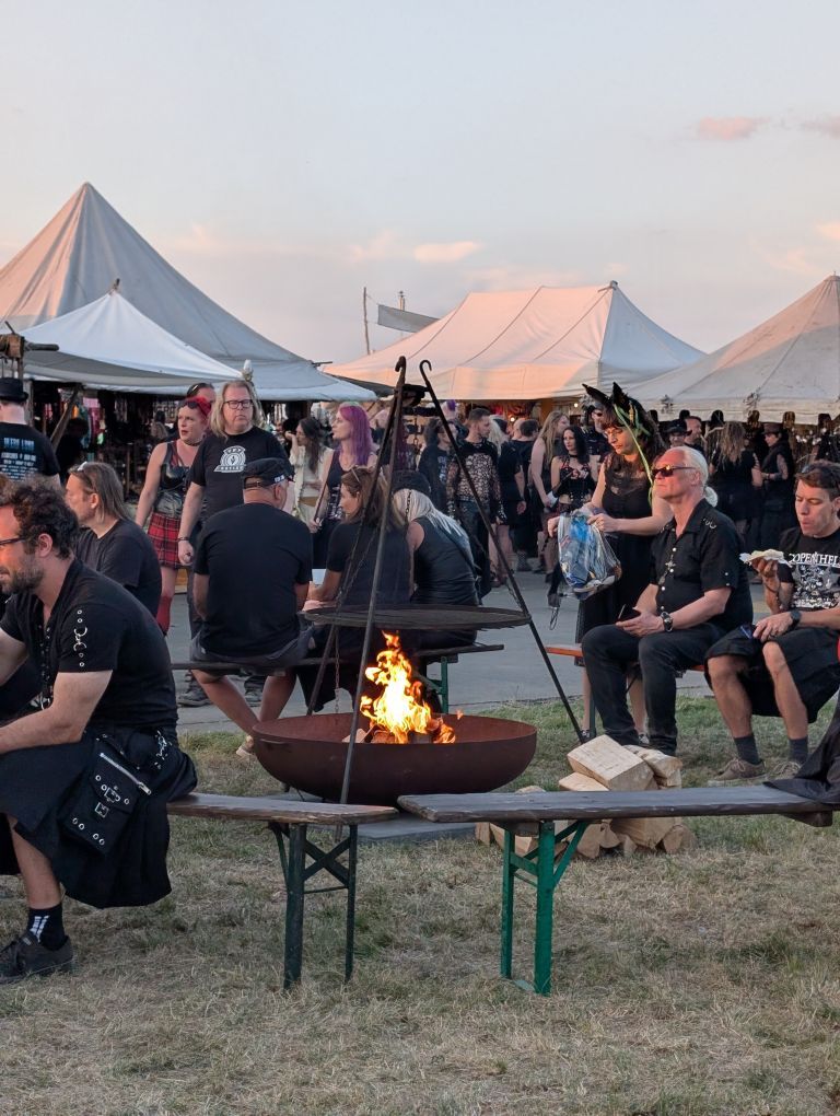 GemĂŒtliches Lagerfeuer inmitten des mittelalterlichen Marktplatzes