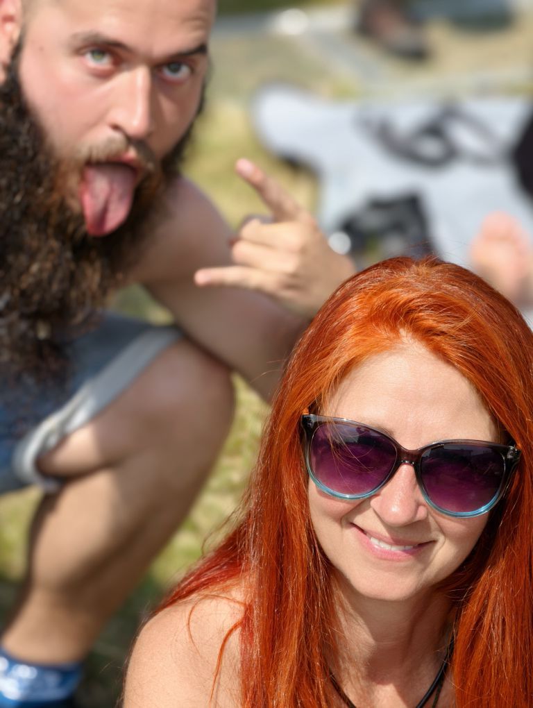 Karin, dahinter bÀrtiger Mann der eine Grimasse zieht