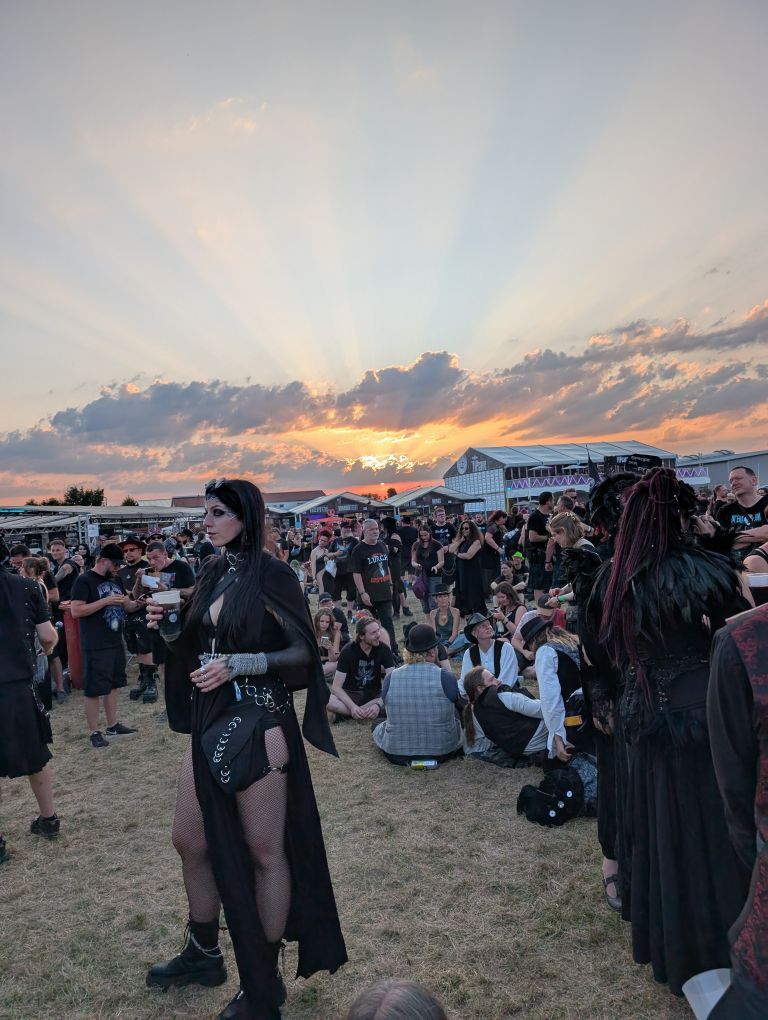 Sonnenuntergang am FestivalgelÀnde