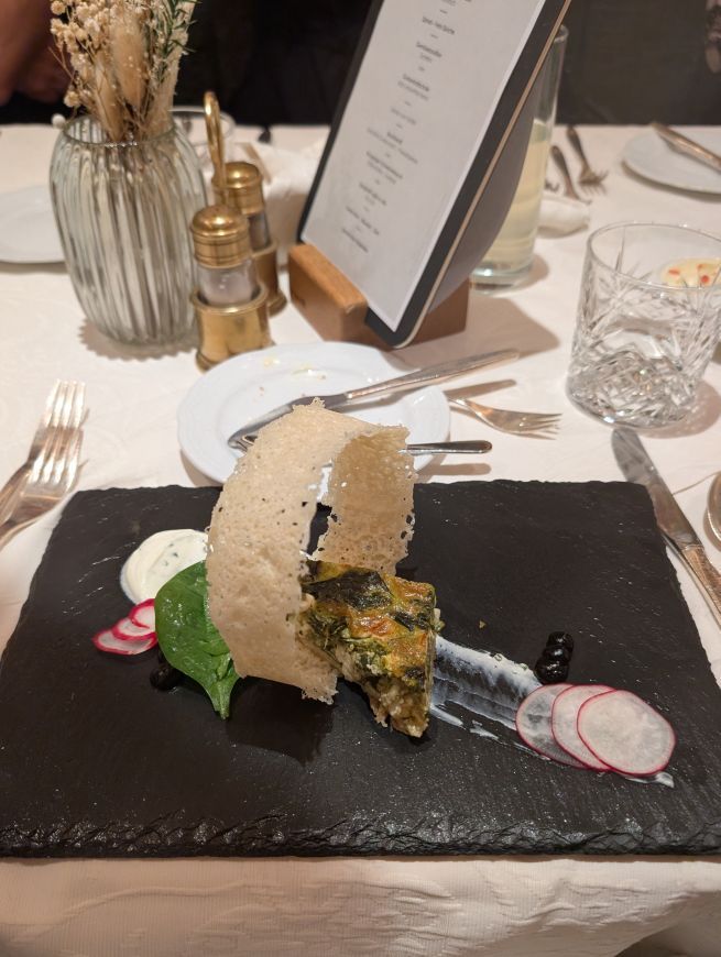 Teller mit kunstvoll angerichteter Vorspeise