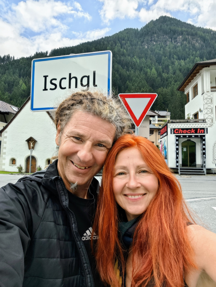 Seppi und Karin beim Ortsschild Ischgl
