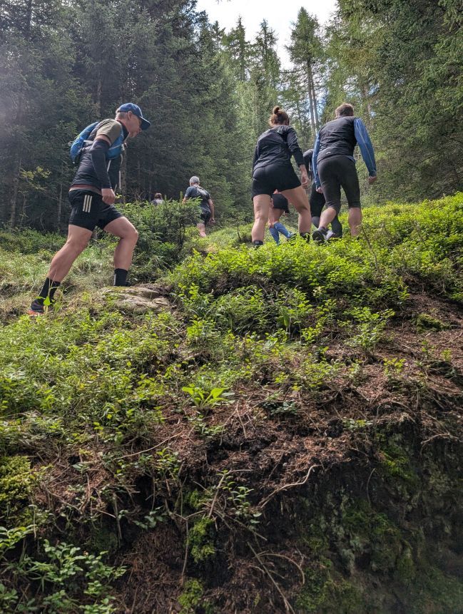 Gruppe geht immer noch im Gänsemarsch bergauf.