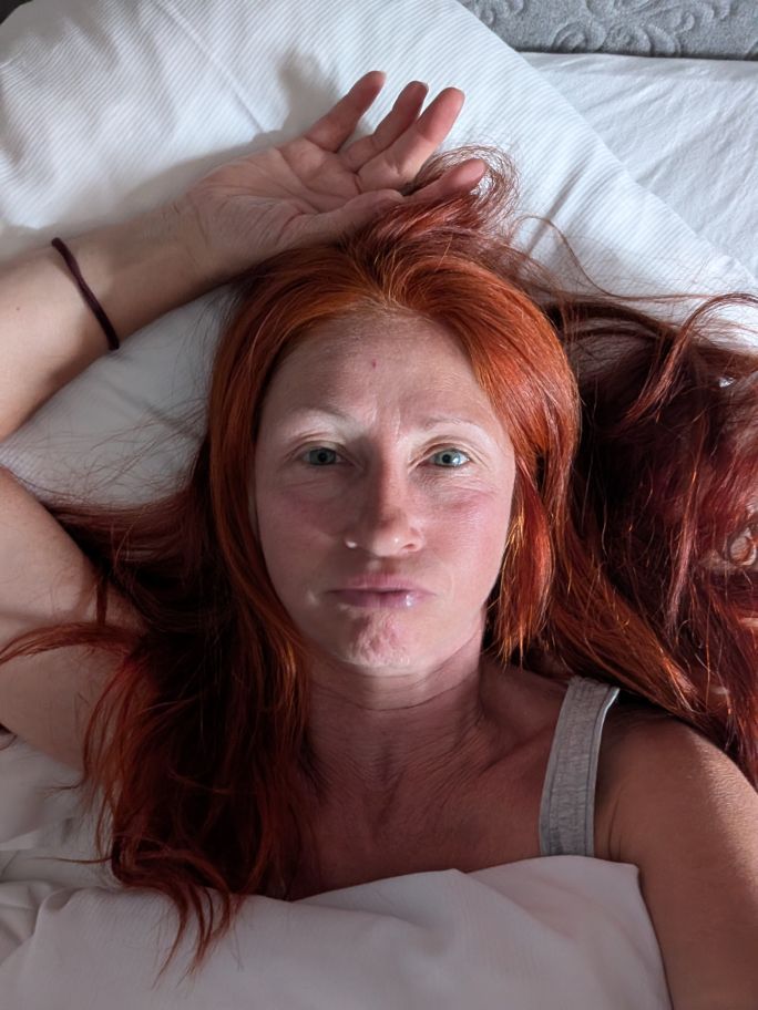 Karin liegt erschöpft im Bett